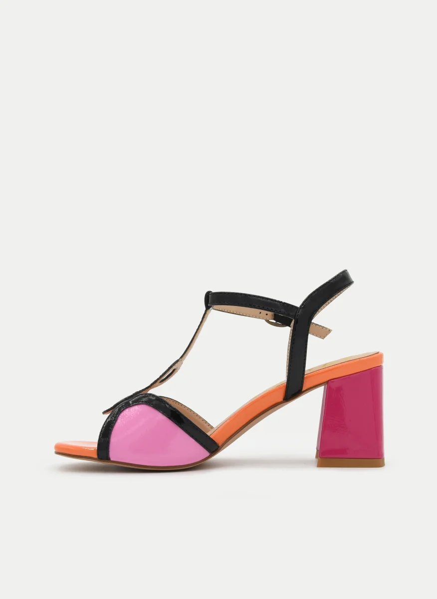 SANDALIA NEGRA MULTICOLOR DE TACÓN ROSA CON TIRA T - Imagen 5