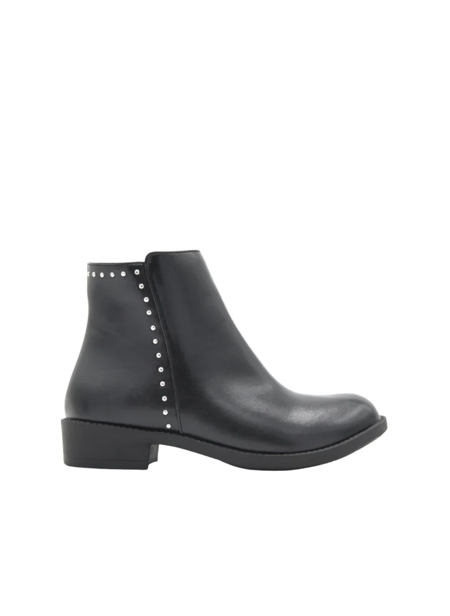 BOTÍN NEGRO MINIMALISTA CON TACHUELAS DE NYREX - Imagen 4
