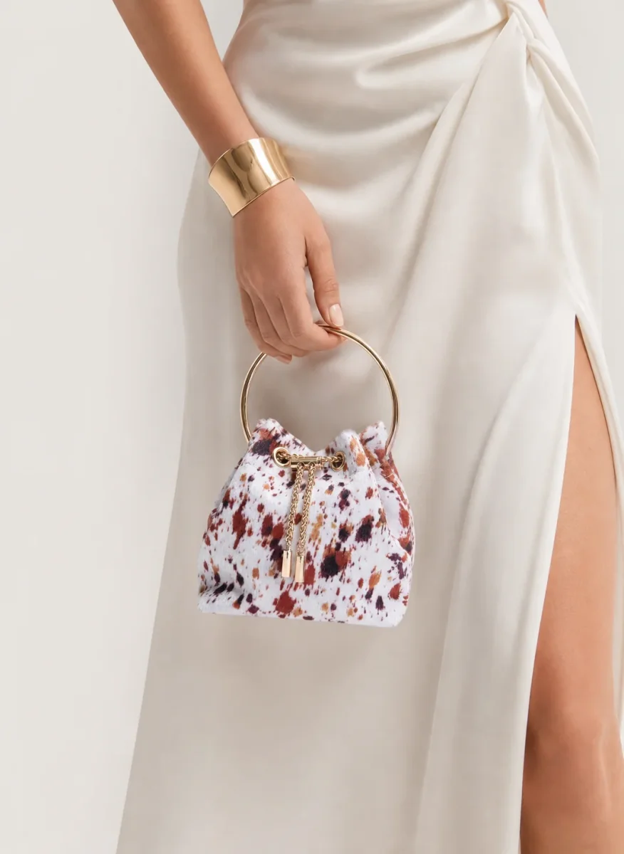 BOLSO BOMBONERA BLANCO VACA CON ASA ARO DORADA - Imagen 3