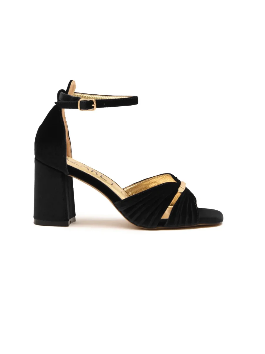 Sandalias de Terciopelo Negro con Detalle Dorado - Imagen 4