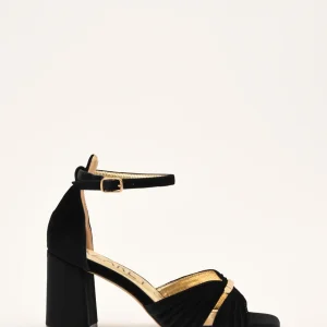 Sandalias de Terciopelo Negro con Detalle Dorado