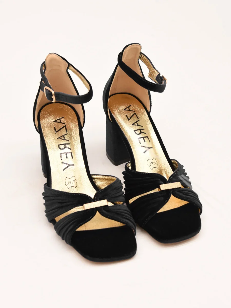 Sandalias de Terciopelo Negro con Detalle Dorado - Imagen 3