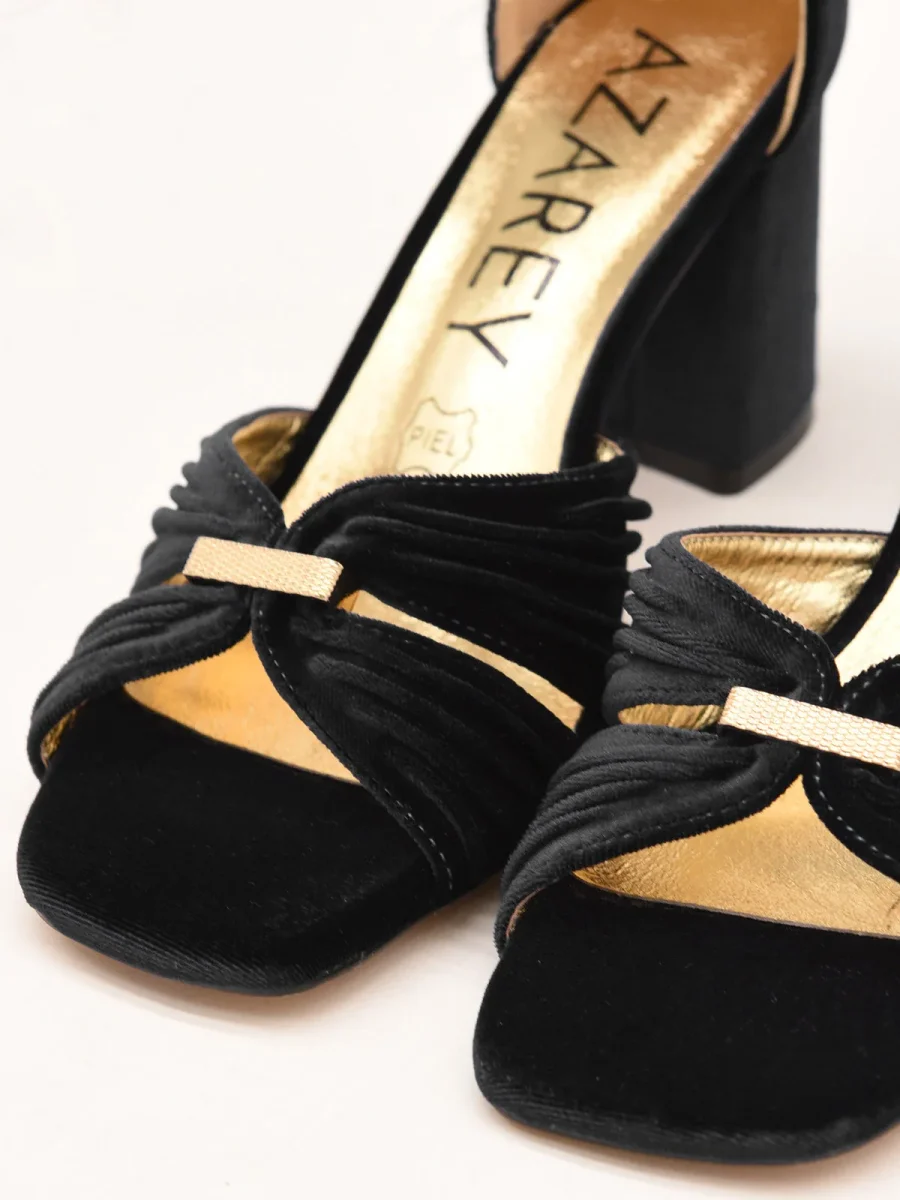 Sandalias de Terciopelo Negro con Detalle Dorado - Imagen 7