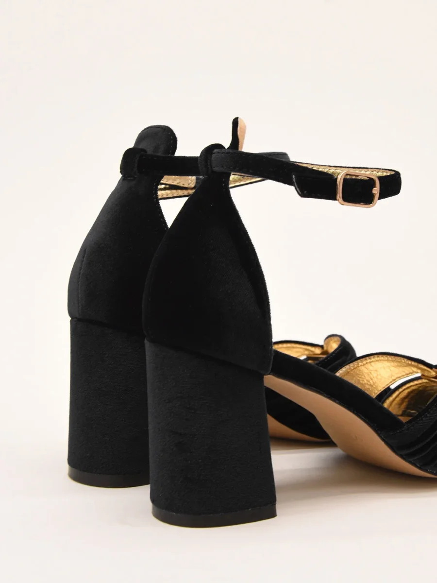 Sandalias de Terciopelo Negro con Detalle Dorado - Imagen 6