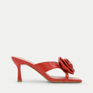 SANDALIA CORAL DE TACÓN FINO CON FLOR DECORATIVA