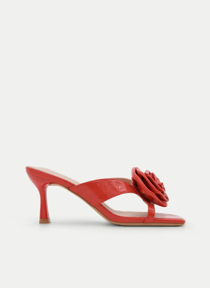 SANDALIA CORAL DE TACÓN FINO CON FLOR DECORATIVA