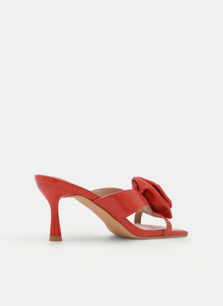 SANDALIA CORAL DE TACÓN FINO CON FLOR DECORATIVA - Imagen 5