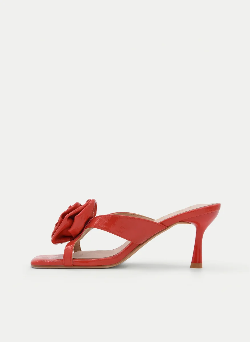 SANDALIA CORAL DE TACÓN FINO CON FLOR DECORATIVA - Imagen 6
