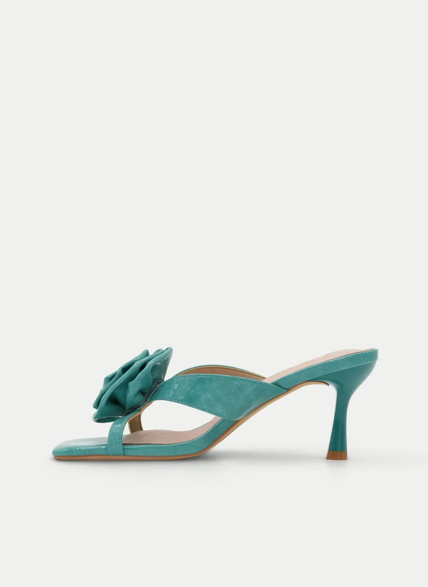 SANDALIA TURQUESA DE TACÓN FINO CON FLOR - Imagen 6