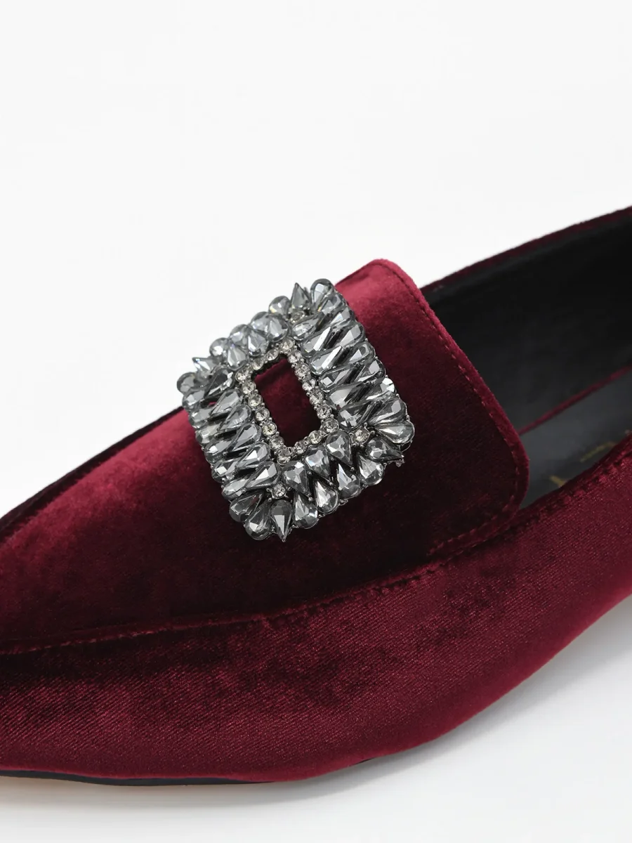 ZAPATO DE TERCIOPELO BURDEOS CON HEBILLA - Imagen 7