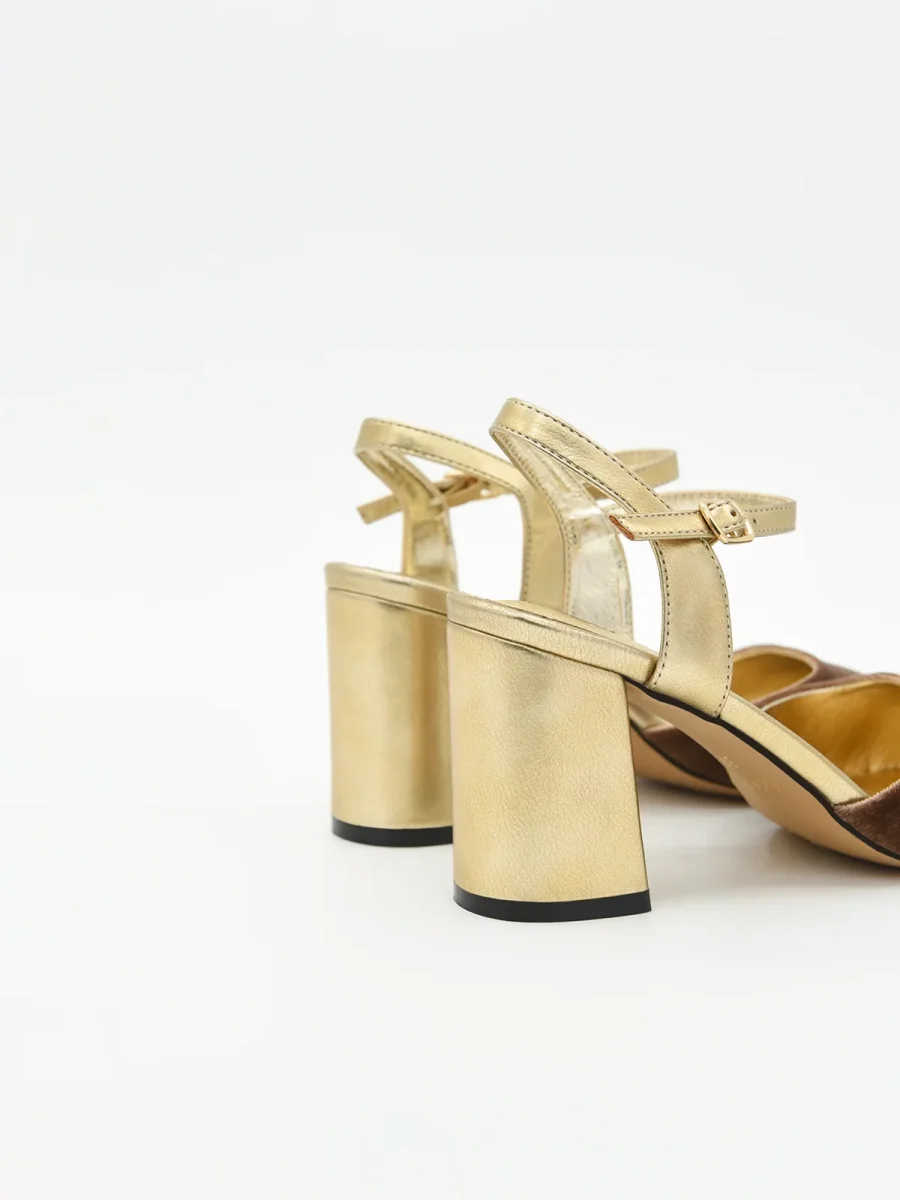 Zapato de Terciopelo Taupe con Tacón Dorado y correa - Imagen 6