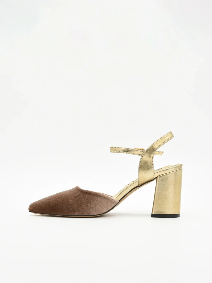 Zapato de Terciopelo Taupe con Tacón Dorado y correa - Imagen 5