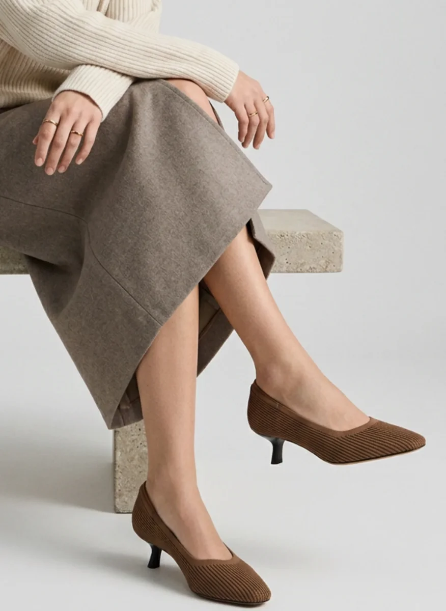 ZAPATO DE SALÓN ELÁSTICO TAUPE - Imagen 3