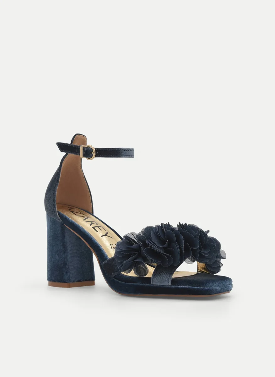 SANDALIAS CON PLATAFORMA EN TERCIOPELO AZUL CON FLORES Y TACÓN ANCHO - Imagen 3
