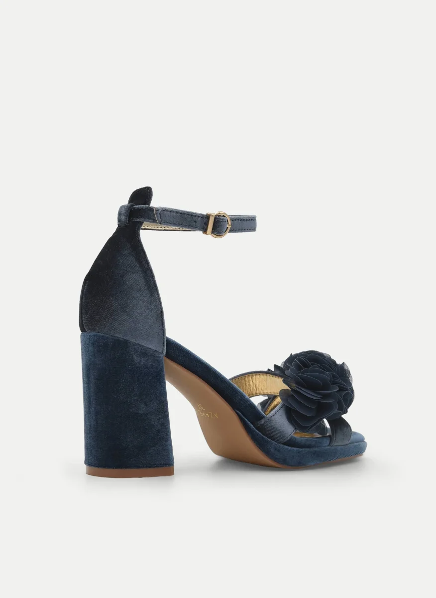 SANDALIAS CON PLATAFORMA EN TERCIOPELO AZUL CON FLORES Y TACÓN ANCHO - Imagen 5