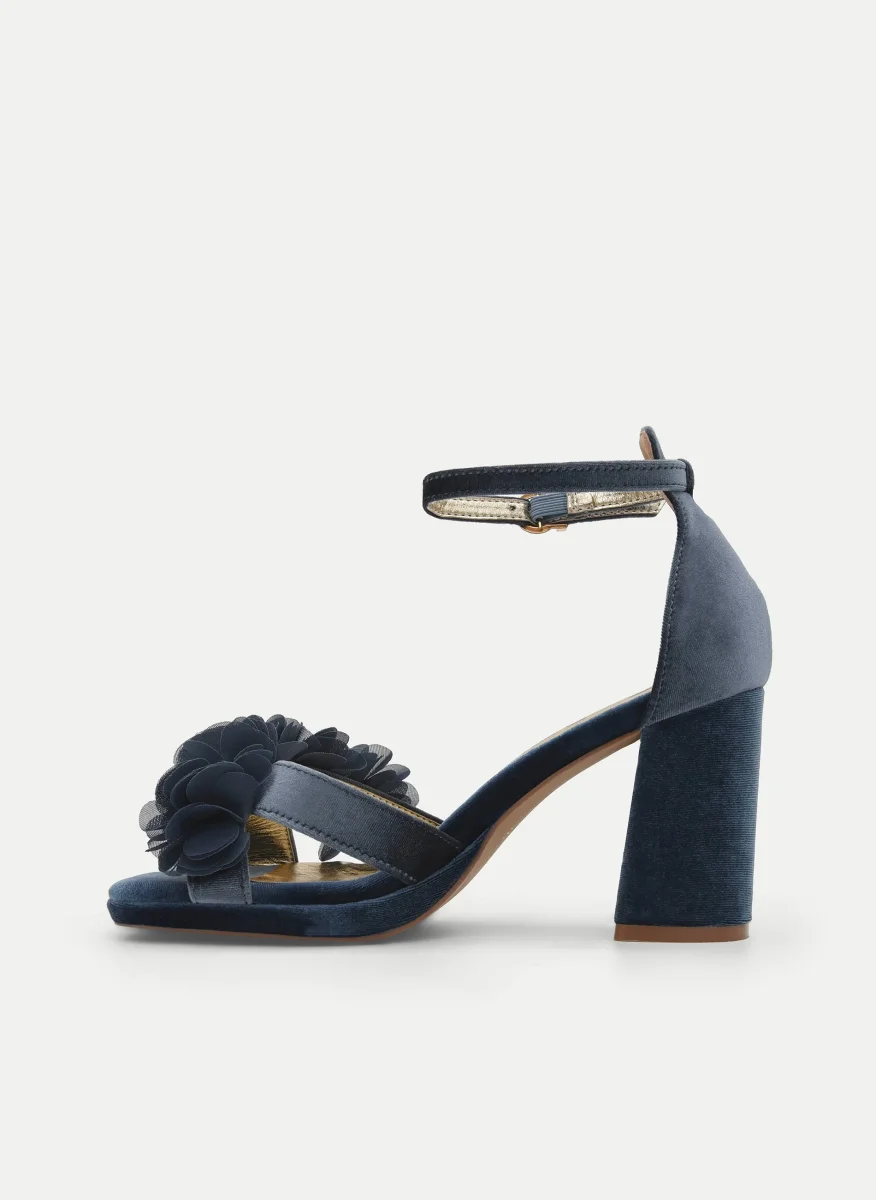 SANDALIAS CON PLATAFORMA EN TERCIOPELO AZUL CON FLORES Y TACÓN ANCHO - Imagen 6