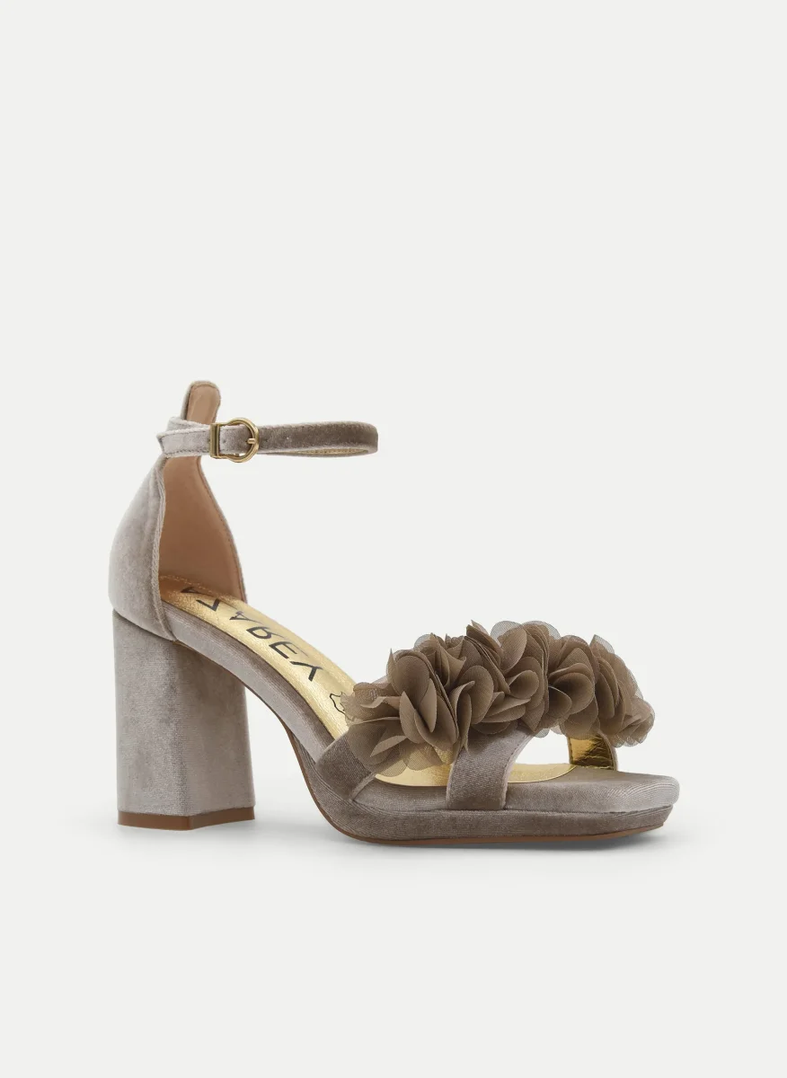 SANDALIAS CON PLATAFORMA EN TERCIOPELO BEIGE CON FLORES Y TACÓN ANCHO - Imagen 5
