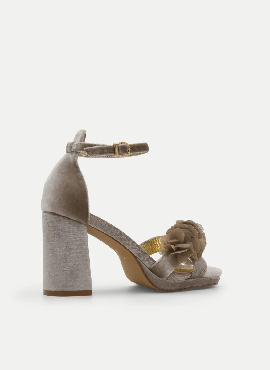 SANDALIAS CON PLATAFORMA EN TERCIOPELO BEIGE CON FLORES Y TACÓN ANCHO - Imagen 6
