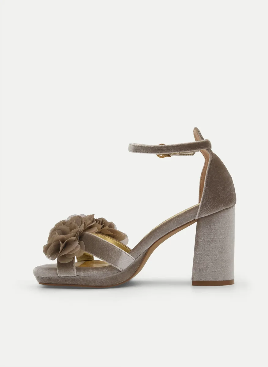 SANDALIAS CON PLATAFORMA EN TERCIOPELO BEIGE CON FLORES Y TACÓN ANCHO - Imagen 7