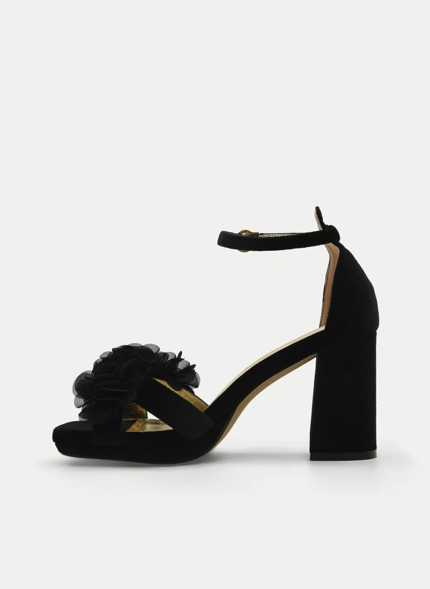 SANDALIAS CON PLATAFORMA EN TERCIOPELO NEGRO CON FLORES Y TACÓN ANCHO - Imagen 6