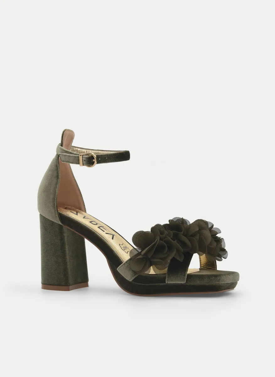SANDALIAS CON PLATAFORMA EN TERCIOPELO VERDE CON FLORES Y TACÓN ANCHO - Imagen 3