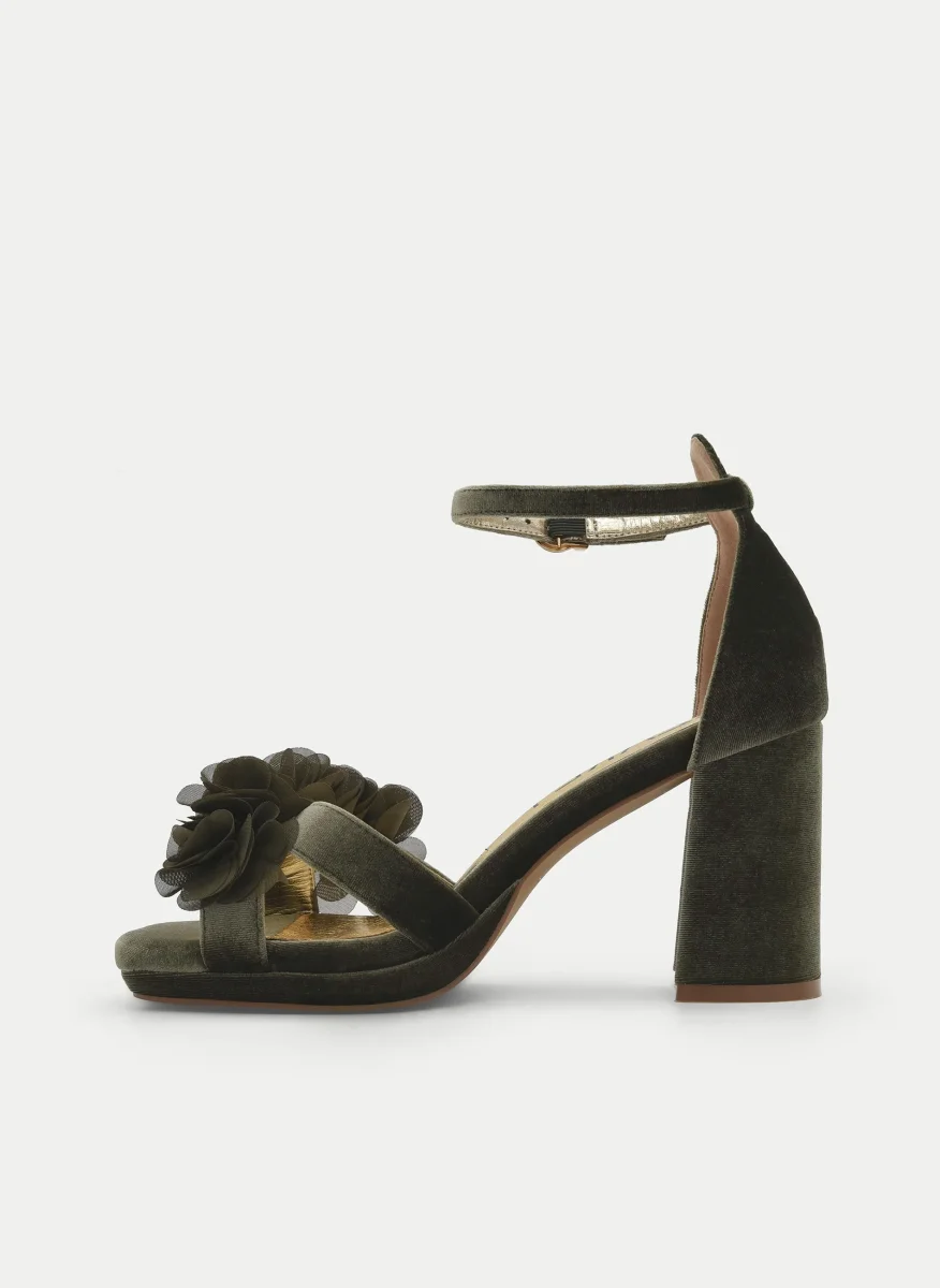 SANDALIAS CON PLATAFORMA EN TERCIOPELO VERDE CON FLORES Y TACÓN ANCHO - Imagen 6