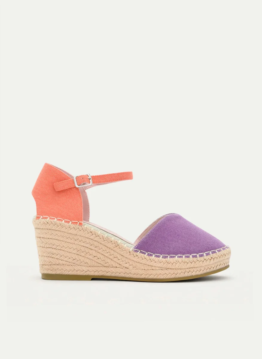 ALPARGATAS CUÑA BICOLOR LILA Y CORAL CON PULSERA - Imagen 2