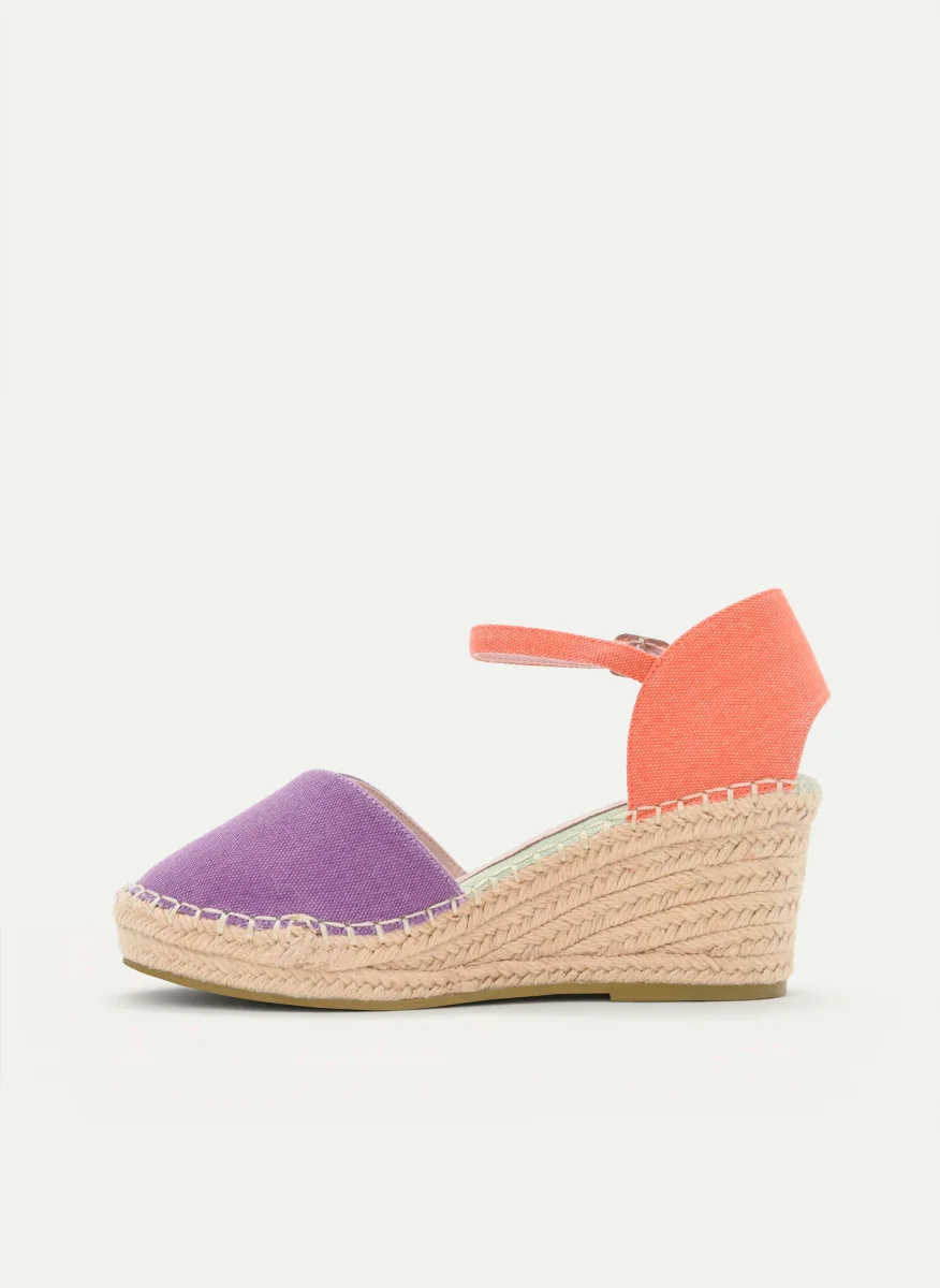 ALPARGATAS CUÑA BICOLOR LILA Y CORAL CON PULSERA - Imagen 6