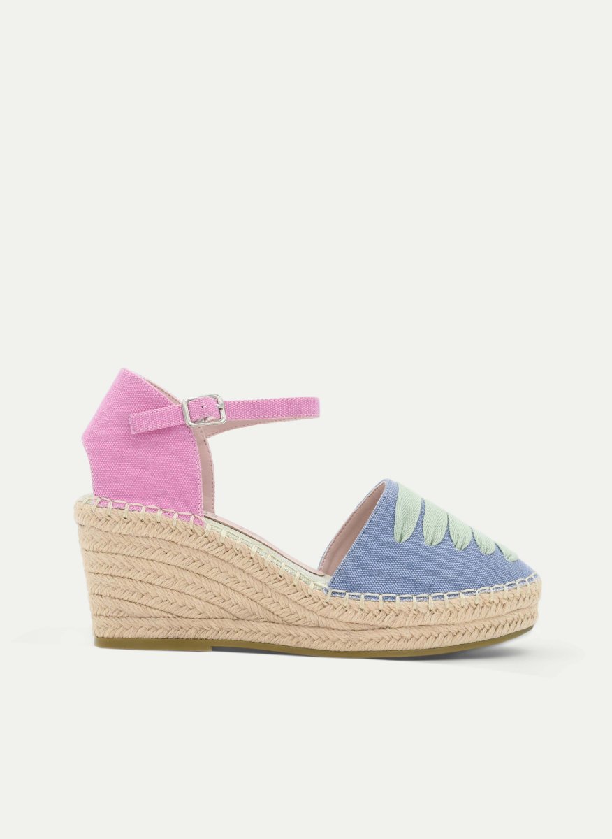 ALPARGATAS DE CUÑA MULTICOLOR AZUL Y ROSA CON DETALLE DECORATIVO Y PULSERA - Imagen 2