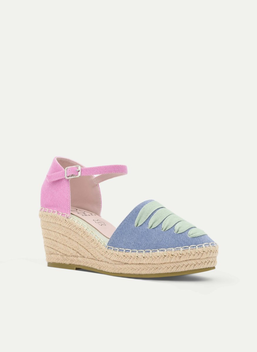 ALPARGATAS DE CUÑA MULTICOLOR AZUL Y ROSA CON DETALLE DECORATIVO Y PULSERA - Imagen 3