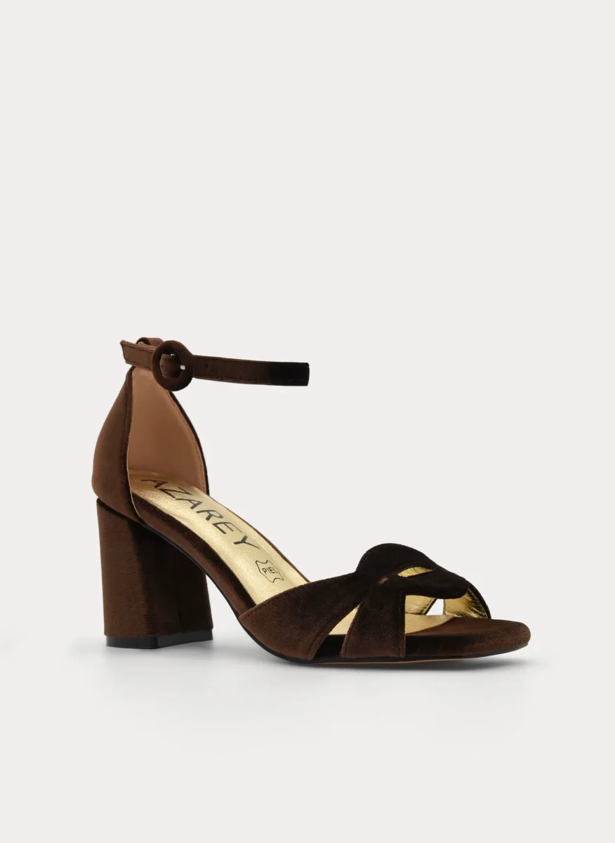 SANDALIA DE TERCIOPELO MARRÓN ELEGANTE - Imagen 3