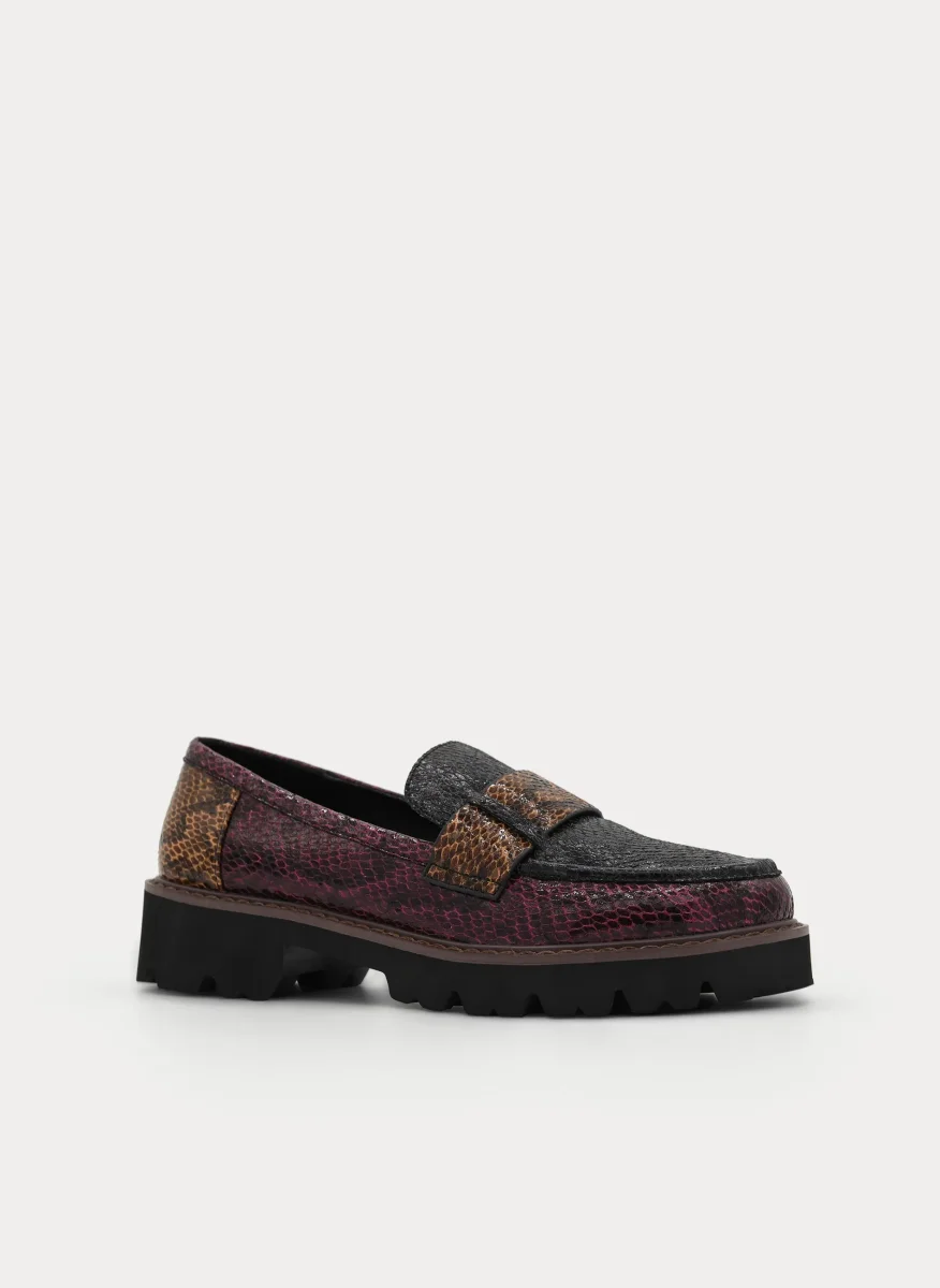 MOCASÍN NEGRO BURDEOS ANIMAL PRINT SUELA TRACK - Imagen 5