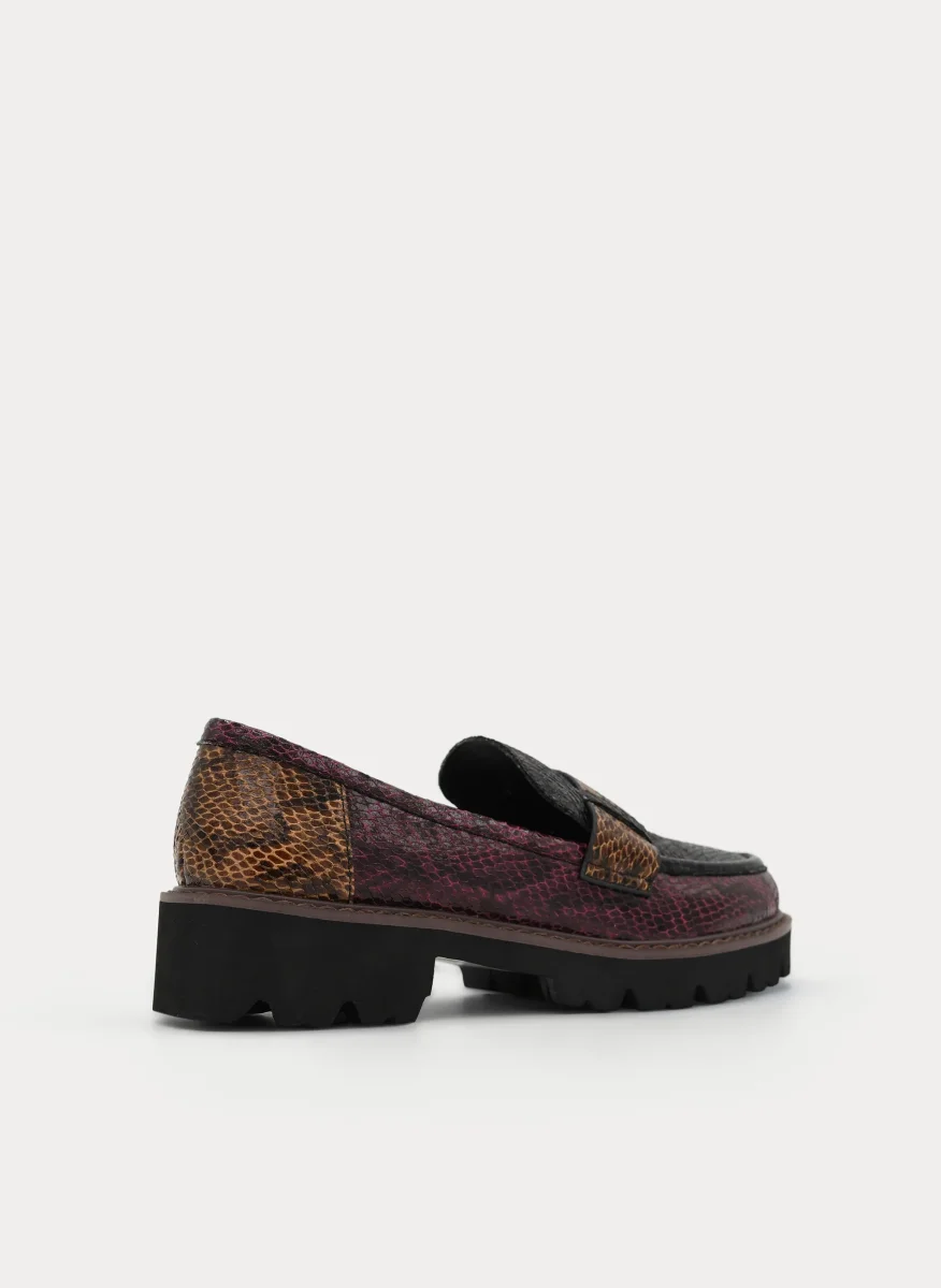 MOCASÍN NEGRO BURDEOS ANIMAL PRINT SUELA TRACK - Imagen 7