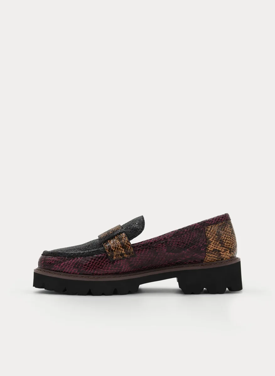MOCASÍN NEGRO BURDEOS ANIMAL PRINT SUELA TRACK - Imagen 6
