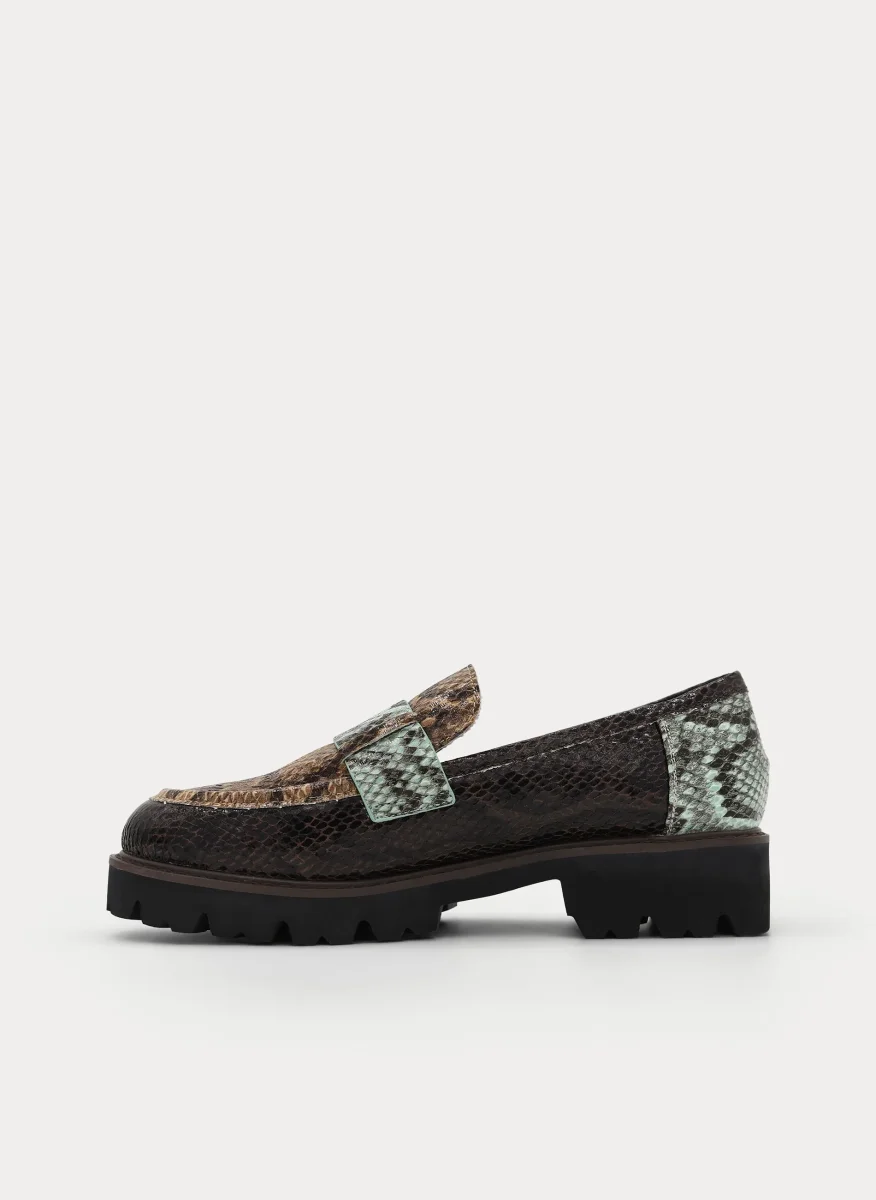 MOCASÍN TAUPE MARRÓN ANIMAL PRINT SUELA TRACK - Imagen 9