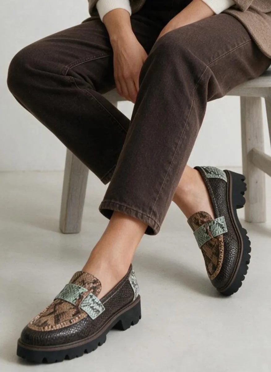 MOCASÍN TAUPE MARRÓN ANIMAL PRINT SUELA TRACK - Imagen 3