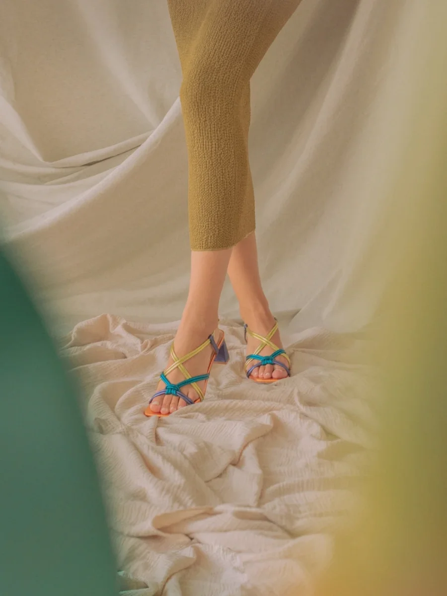 Sandalias de Tacón Bajo Multicolor con Tiras Metálicas - Imagen 9