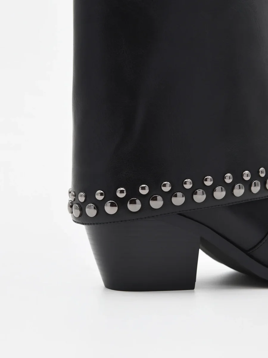 BOTÍN NEGRO CON POLAINA Y TACHAS - Imagen 6