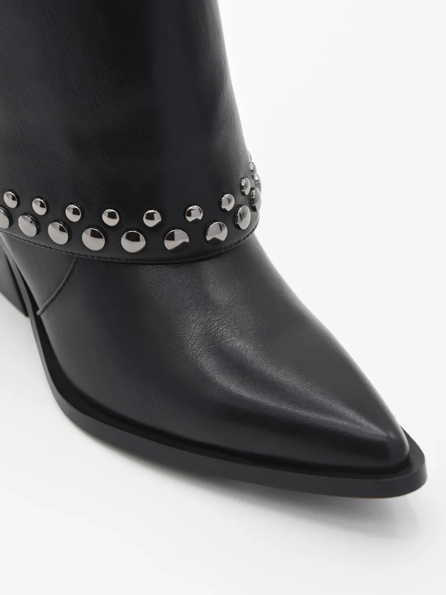 BOTÍN NEGRO CON POLAINA Y TACHAS - Imagen 3