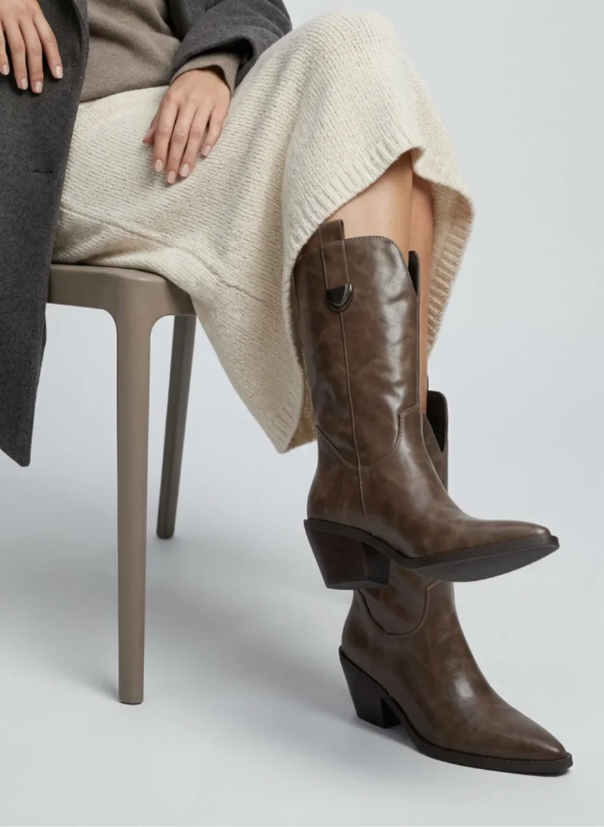 BOTA COWBOY TAUPE TACÓN MEDIO PUNTA FINA - Imagen 3