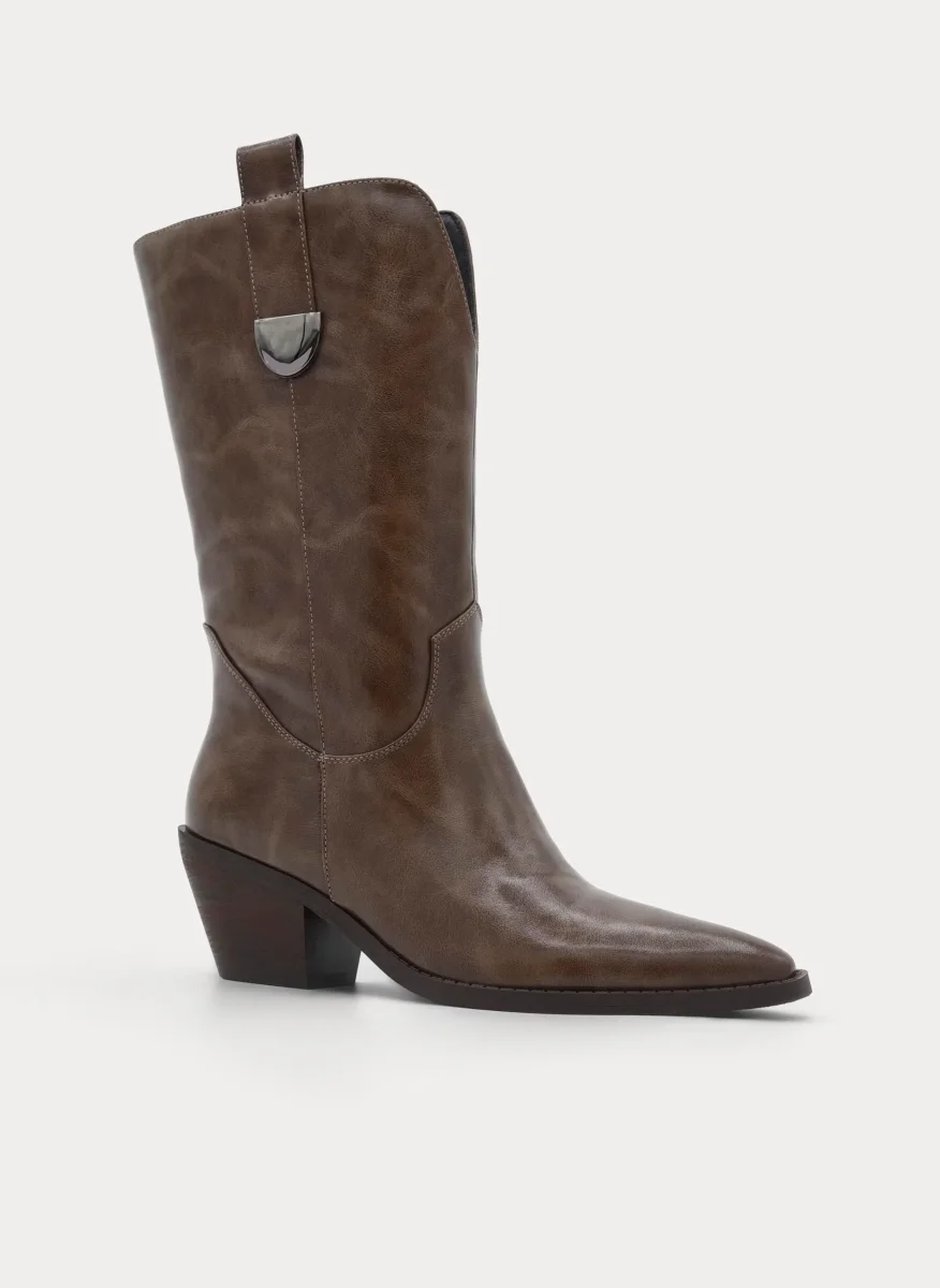 BOTA COWBOY TAUPE TACÓN MEDIO PUNTA FINA - Imagen 5