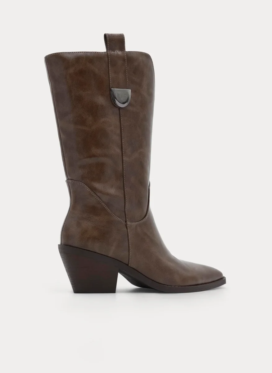 BOTA COWBOY TAUPE TACÓN MEDIO PUNTA FINA - Imagen 6