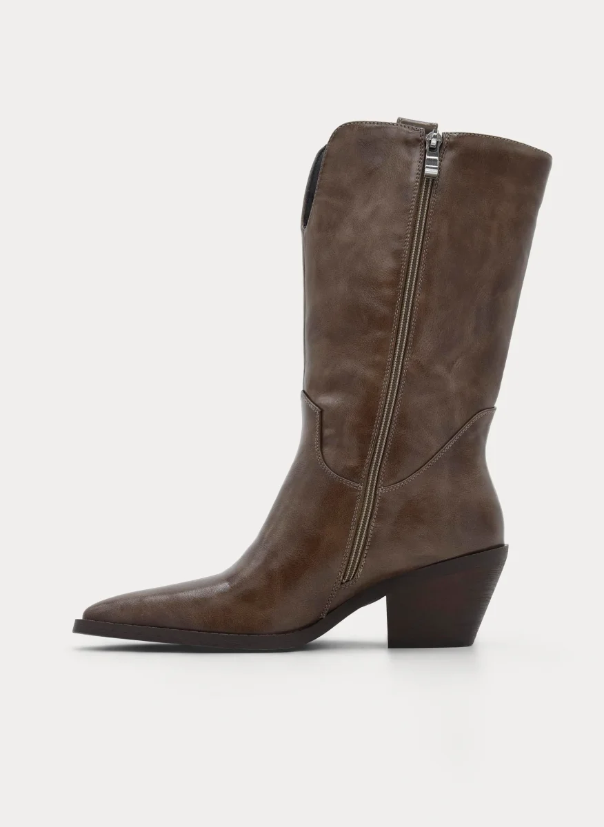 BOTA COWBOY TAUPE TACÓN MEDIO PUNTA FINA - Imagen 7