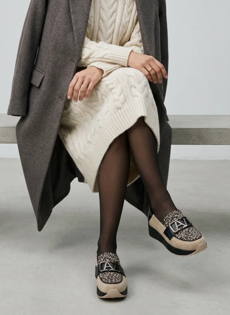 MOCASÍN BEIGE LEOPARDO CUÑA ADORNO METÁLICO - Imagen 8