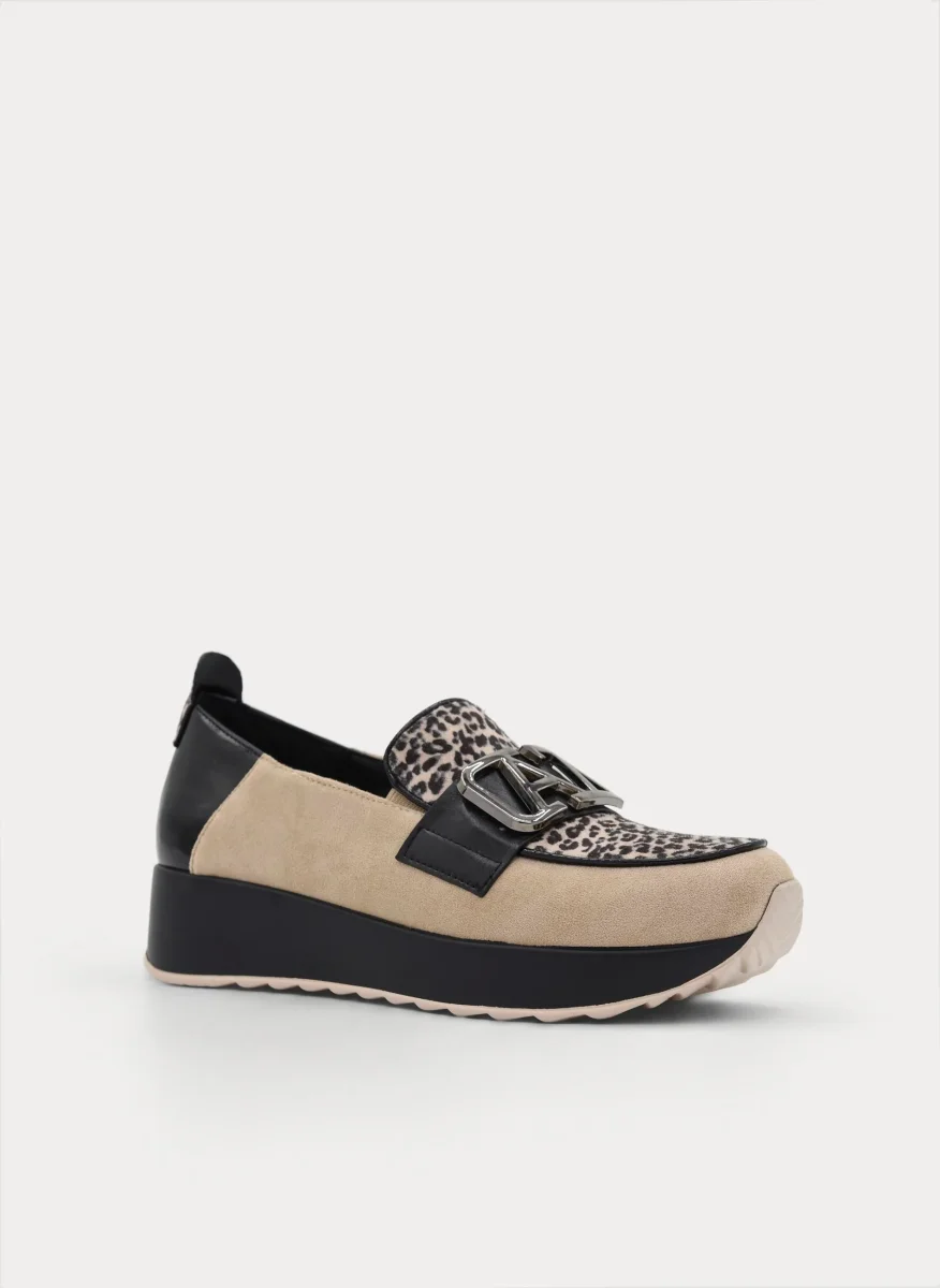 MOCASÍN BEIGE LEOPARDO CUÑA ADORNO METÁLICO - Imagen 5