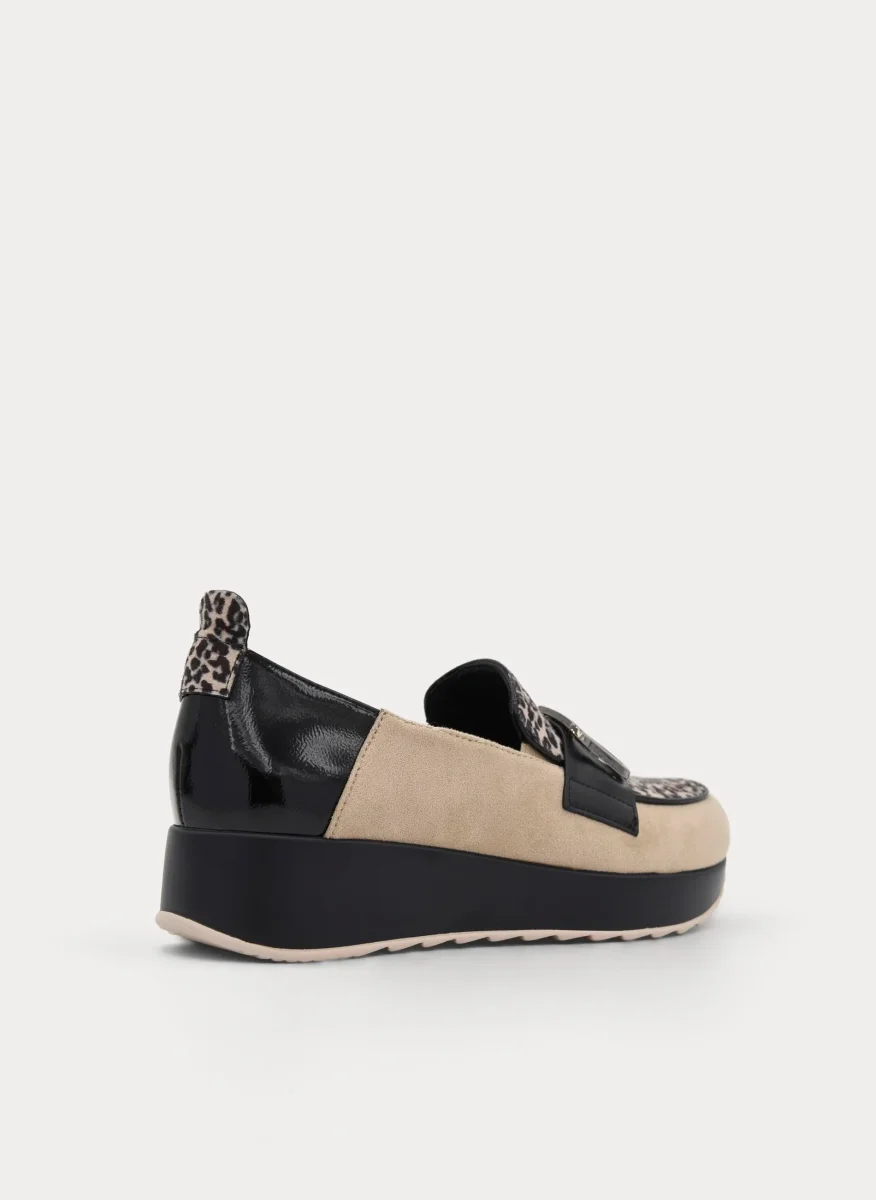 MOCASÍN BEIGE LEOPARDO CUÑA ADORNO METÁLICO - Imagen 6