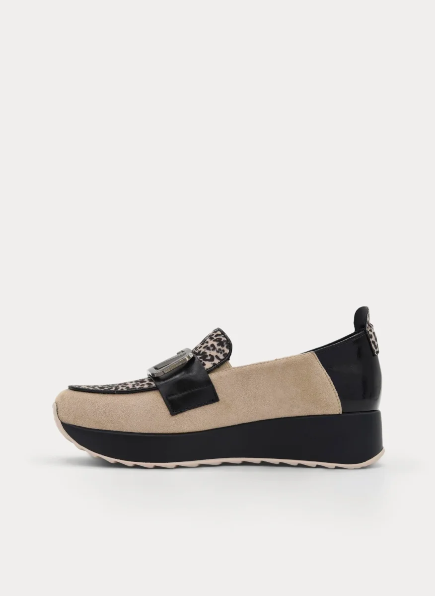 MOCASÍN BEIGE LEOPARDO CUÑA ADORNO METÁLICO - Imagen 7
