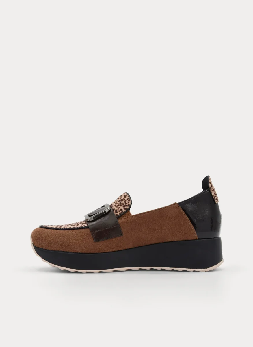 MOCASÍN MARRÓN LEOPARDO CUÑA ADORNO METÁLICO - Imagen 7