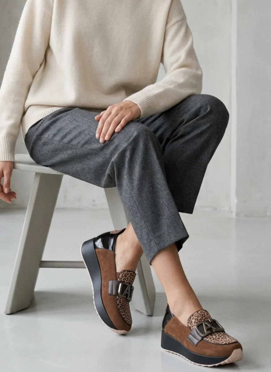 MOCASÍN MARRÓN LEOPARDO CUÑA ADORNO METÁLICO - Imagen 3