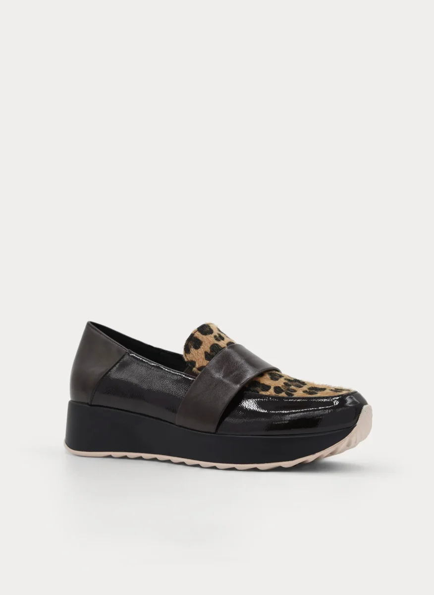 MOCASÍN MARRÓN LEOPARDO CUÑA CONFORT - Imagen 5